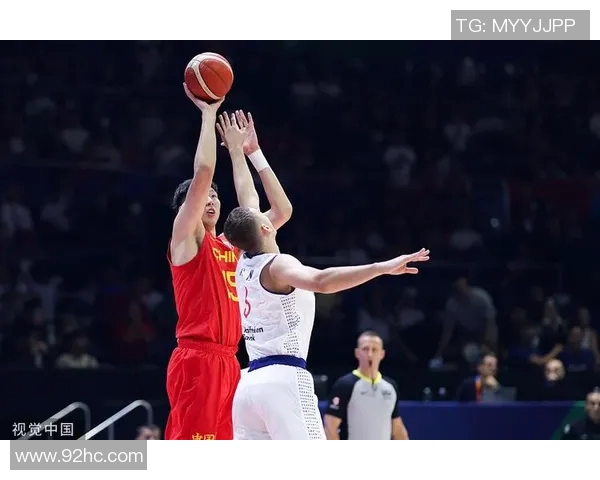 中国男篮队迎战塞尔维亚全力以赴争夺胜利展现团队精神与拼搏意志